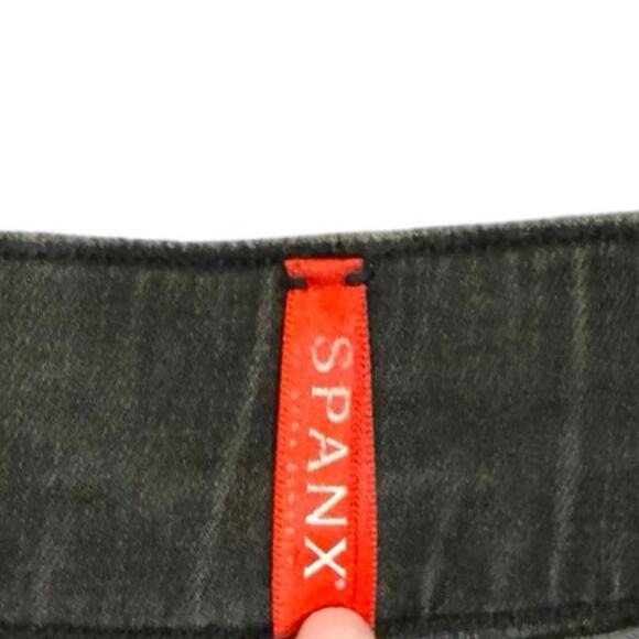 Spanx Jeans Black Denim Skinny Stretch Distressed Raw Hem Pull On Size Medium M - Picture 7 of 7